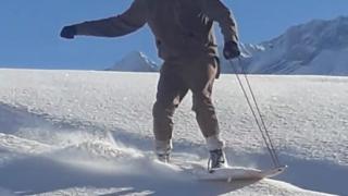 Illustration d'un homme en snowboard