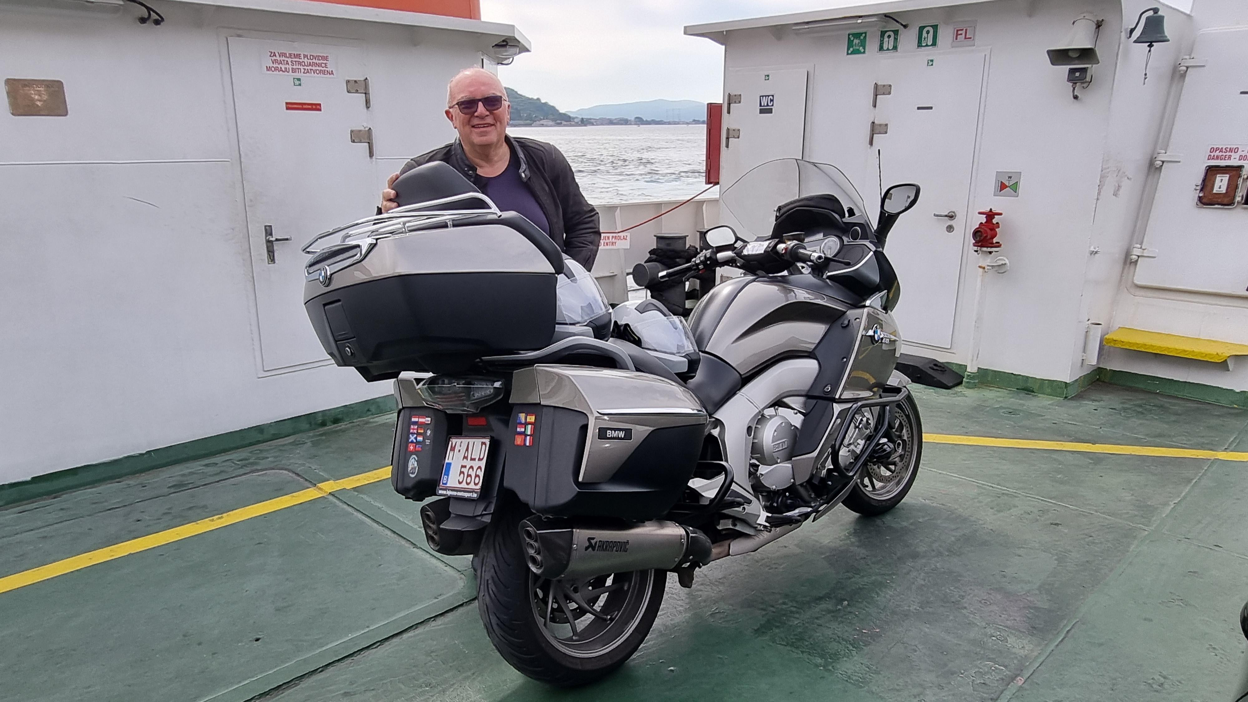 Illustration d'un homme avec sa moto