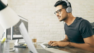 Transcription, sous-titrage et voice over par Apostroph