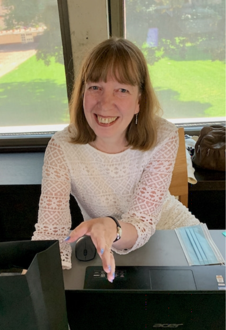 Femme d'âge moyen au travail